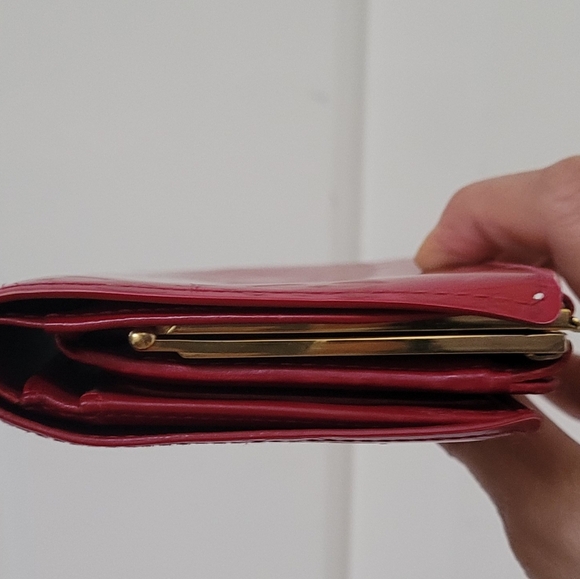 Authentic LV Red Vernis Kiss Lock Wallet-Bifold - Picture 5 of 10